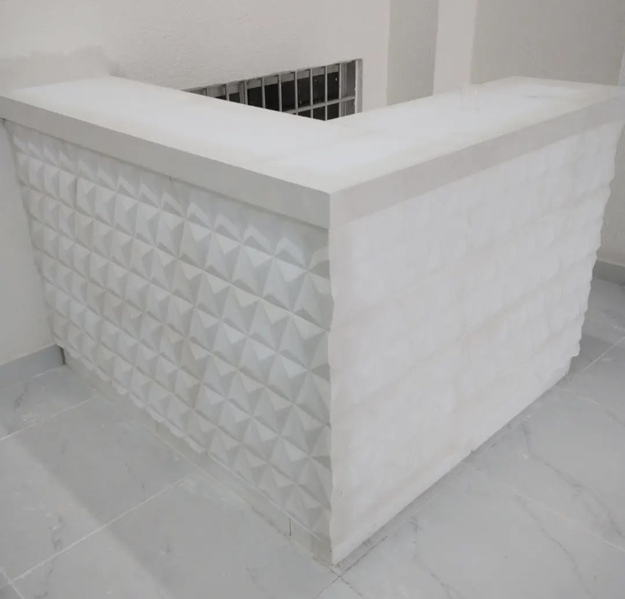 Balcão de gesso com iluminação indireta
