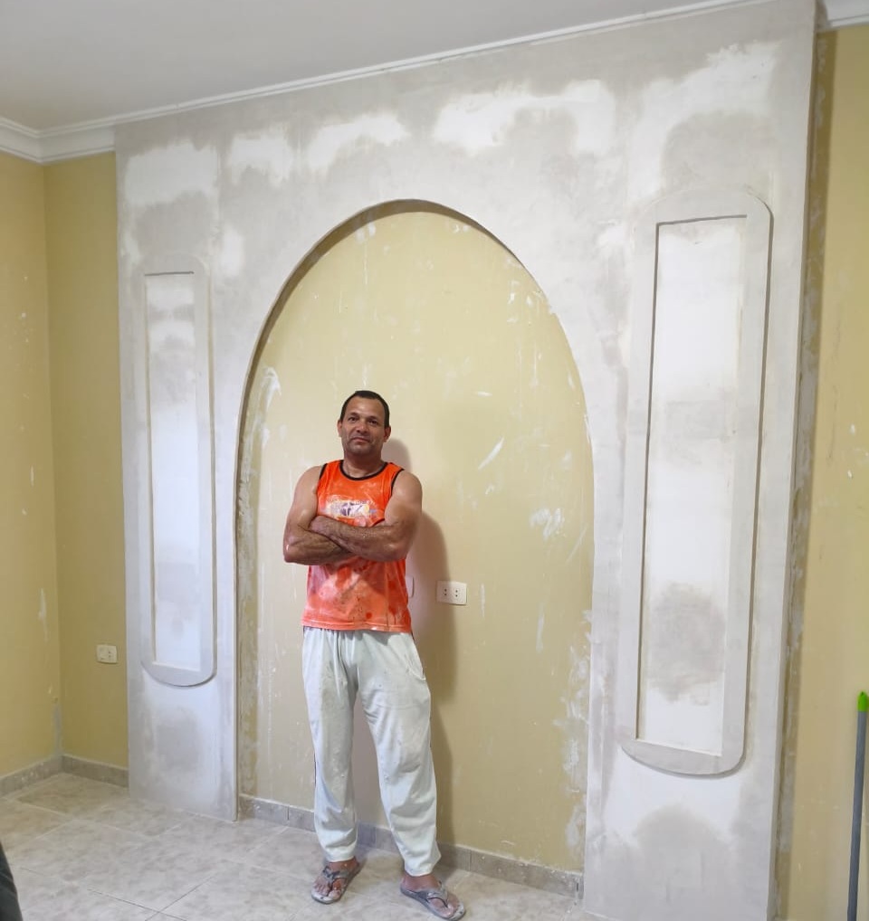 Decoração em parede com molduras de gesso