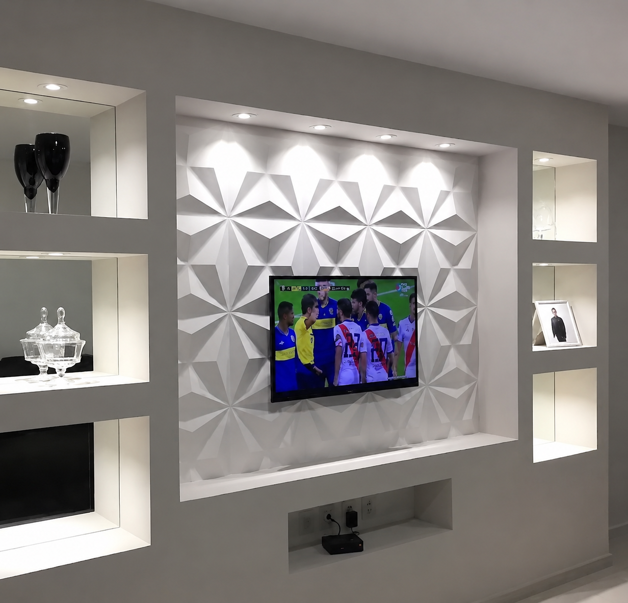 Estante de gesso com painel de televisão e nichos iluminados