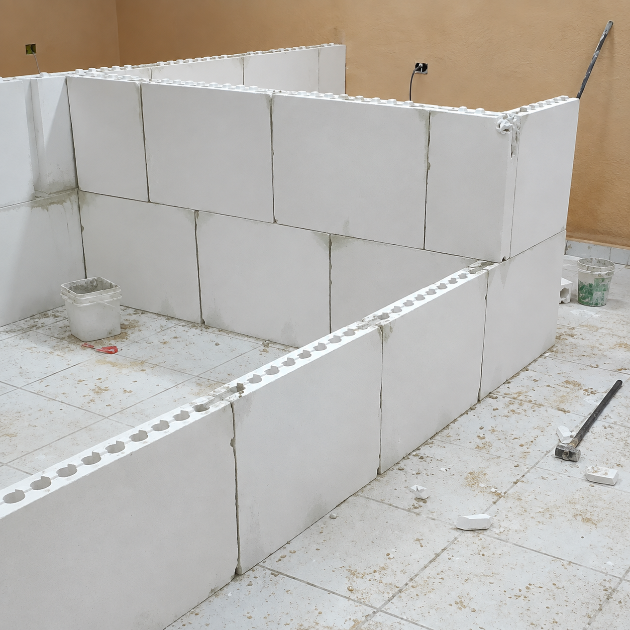 Parede divisória construída com blocos de gesso