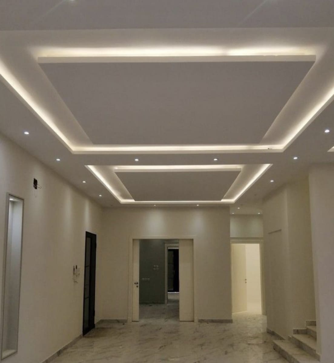 Sanca de gesso com iluminação embutida